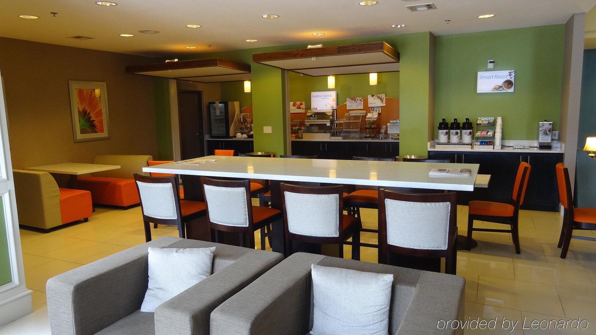 Holiday Inn Express Hotel Kansas City - Bonner Springs By Ihg Esterno foto