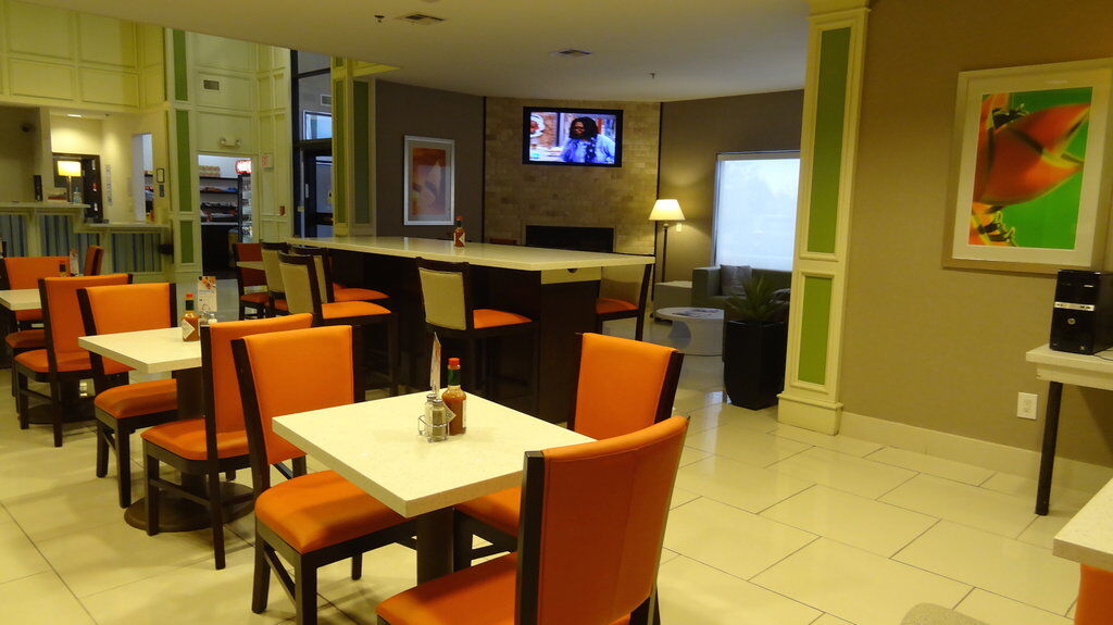 Holiday Inn Express Hotel Kansas City - Bonner Springs By Ihg Esterno foto